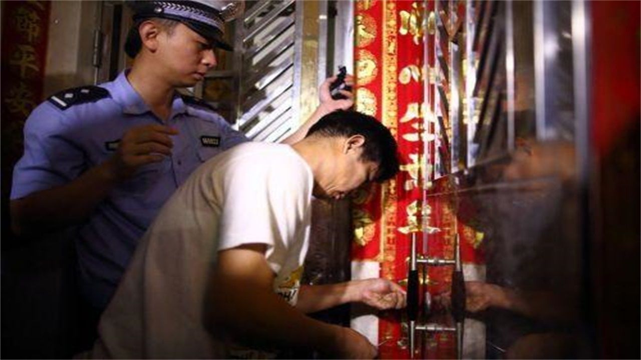 海子乡请开锁师傅开了锁后，师傅